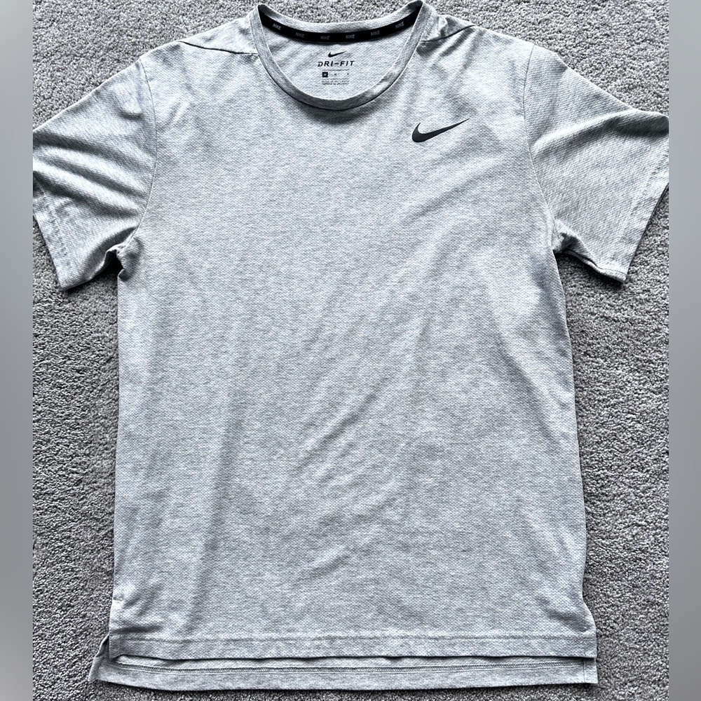 Like New Nike Mens Dri-Fit Light Gray Short Sleeve Textured T-Shirt, Size Medium
